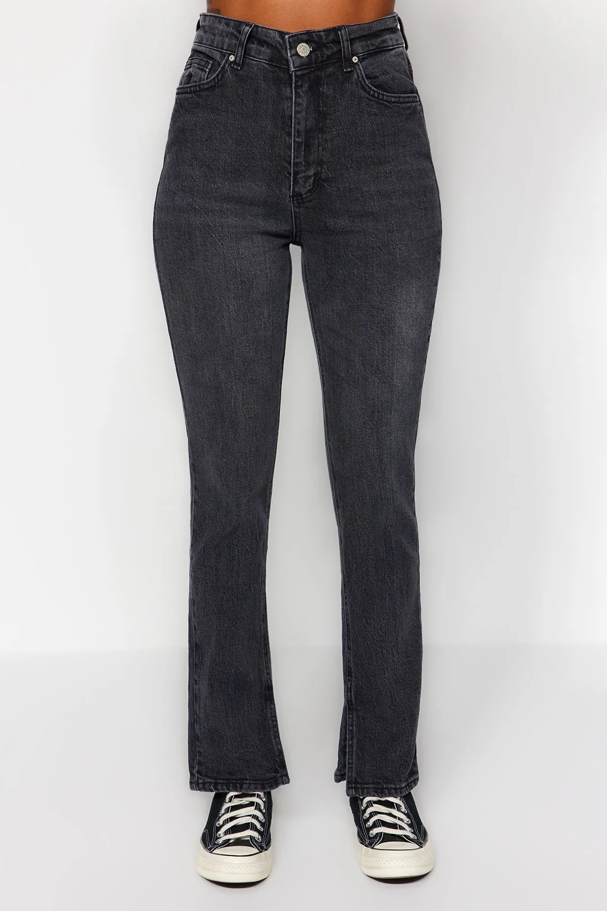 Trendyol Collection  Schwarze Jeans mit Schlitz und hoher Taille, gerader Schnitt, TWOSS22JE0430