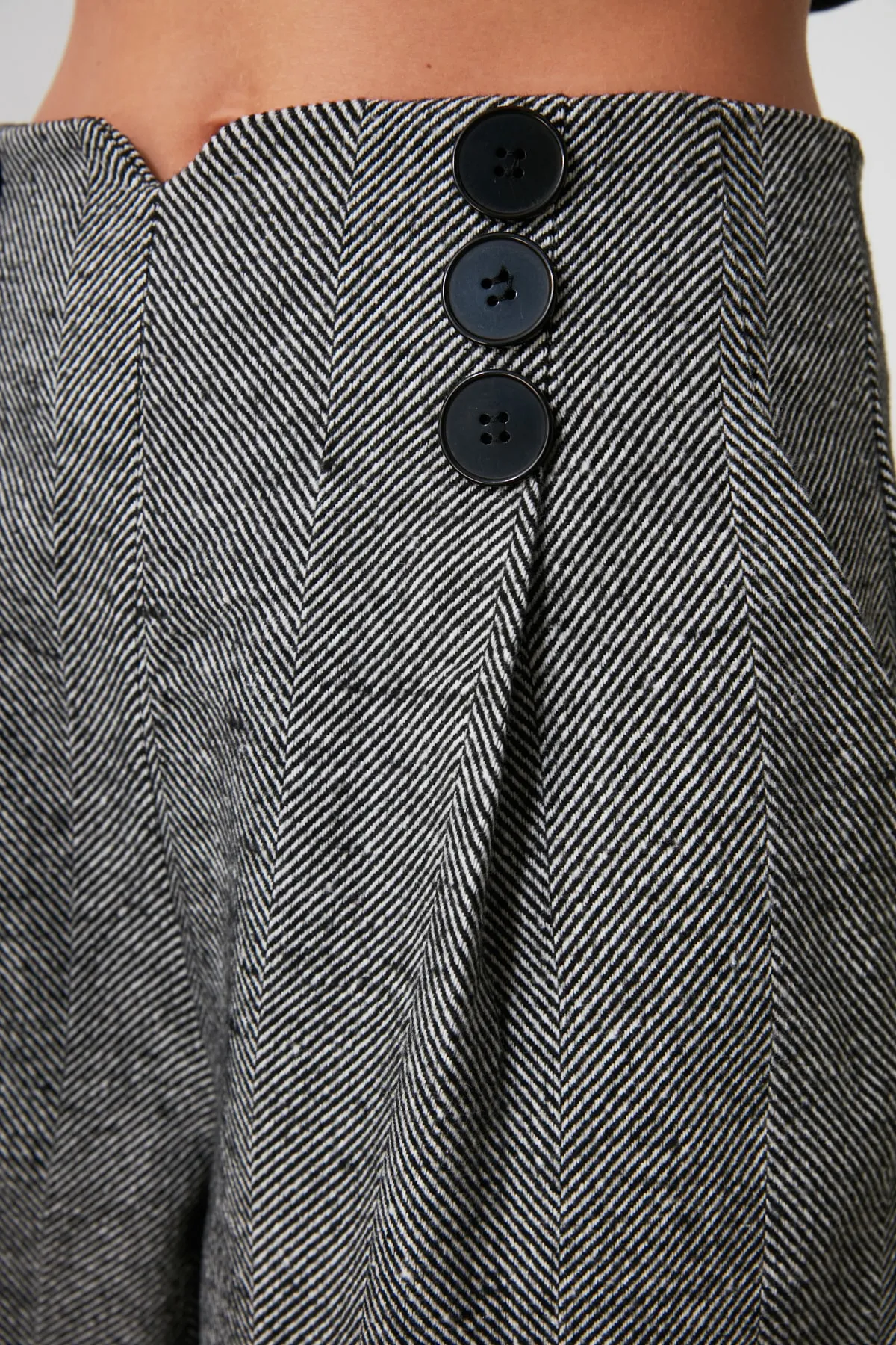 Trendyol Collection  Graue, gewebte Hose mit weitem Bein und Knopfdetail TWOAW21PL0492