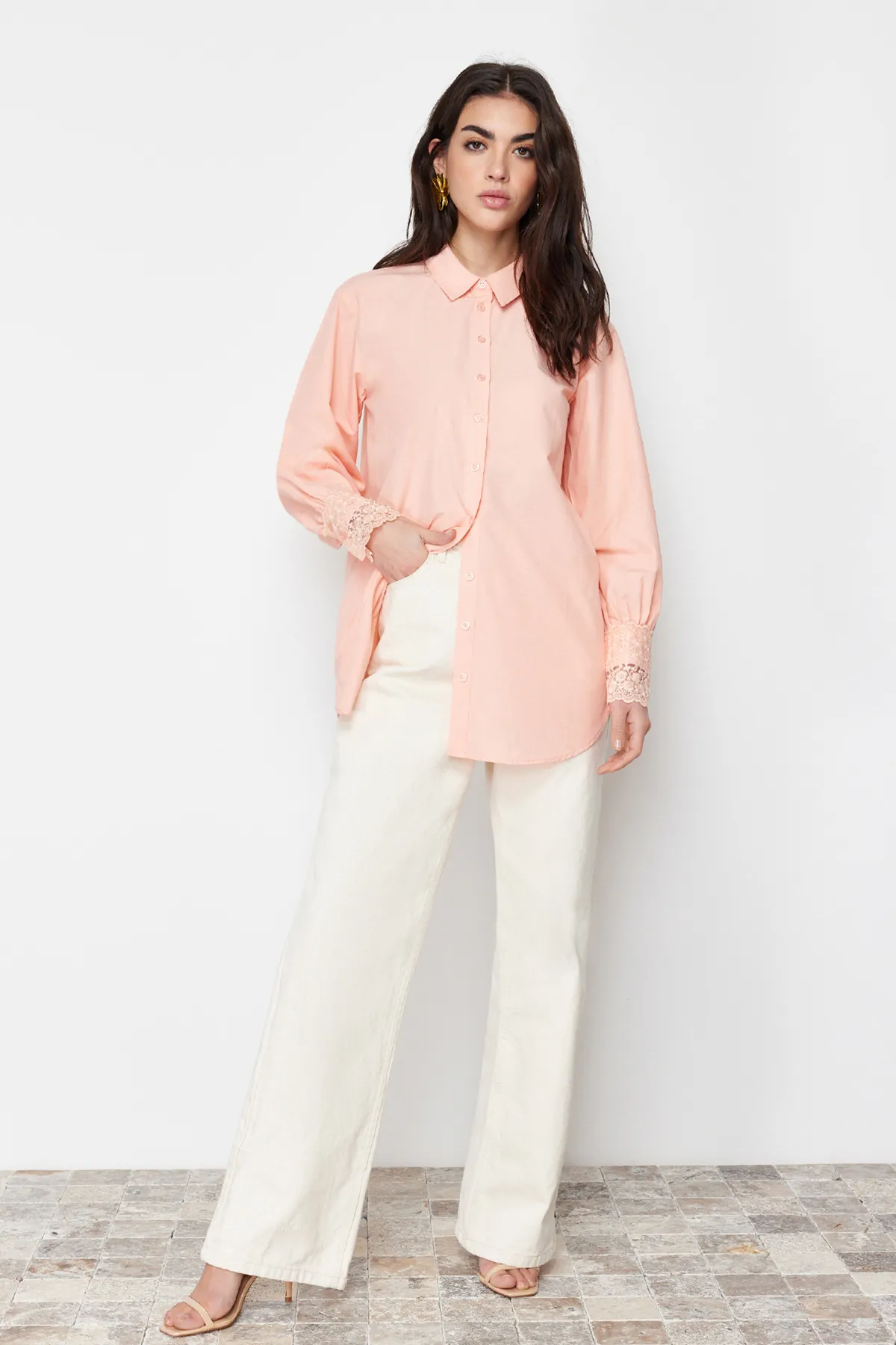 Trendyol Modest  Detailliertes, gewebtes Hemd mit Puderspitzenstickerei TCTSS24TG00035