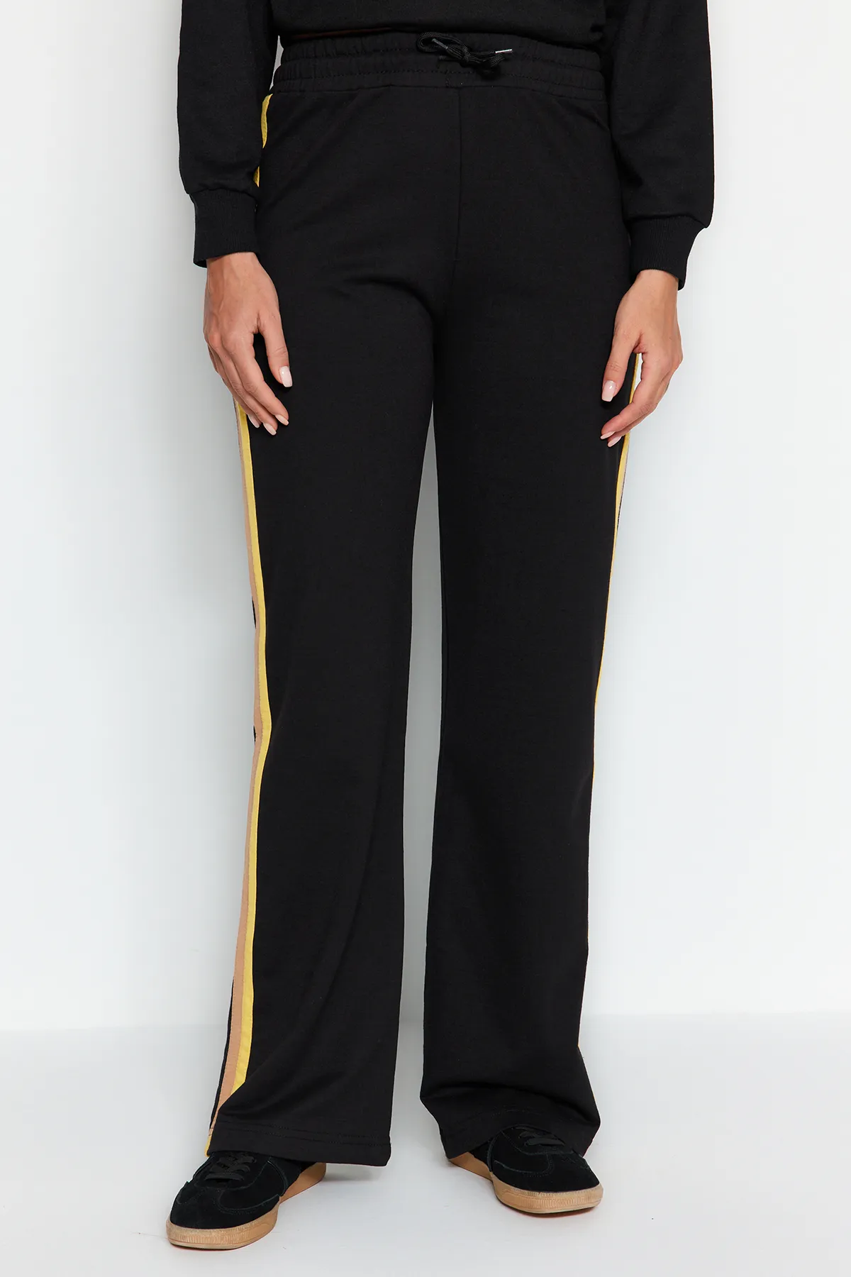 Trendyol Modest  Schwarze gestrickte Jogginghose mit weitem Bein und seitlichem Streifendetail TCTAW22EI0022