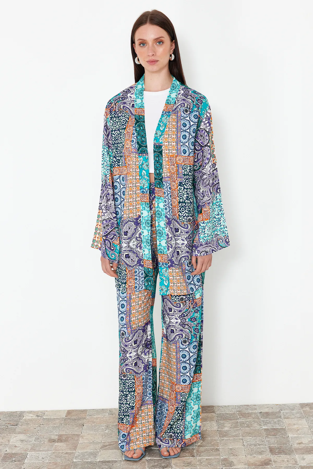 Trendyol Collection  Blauer Kimono mit Schalkragen und weitem Bein, gewebtes Viskoseoberteil und Unterteil TWOSS24AU00026