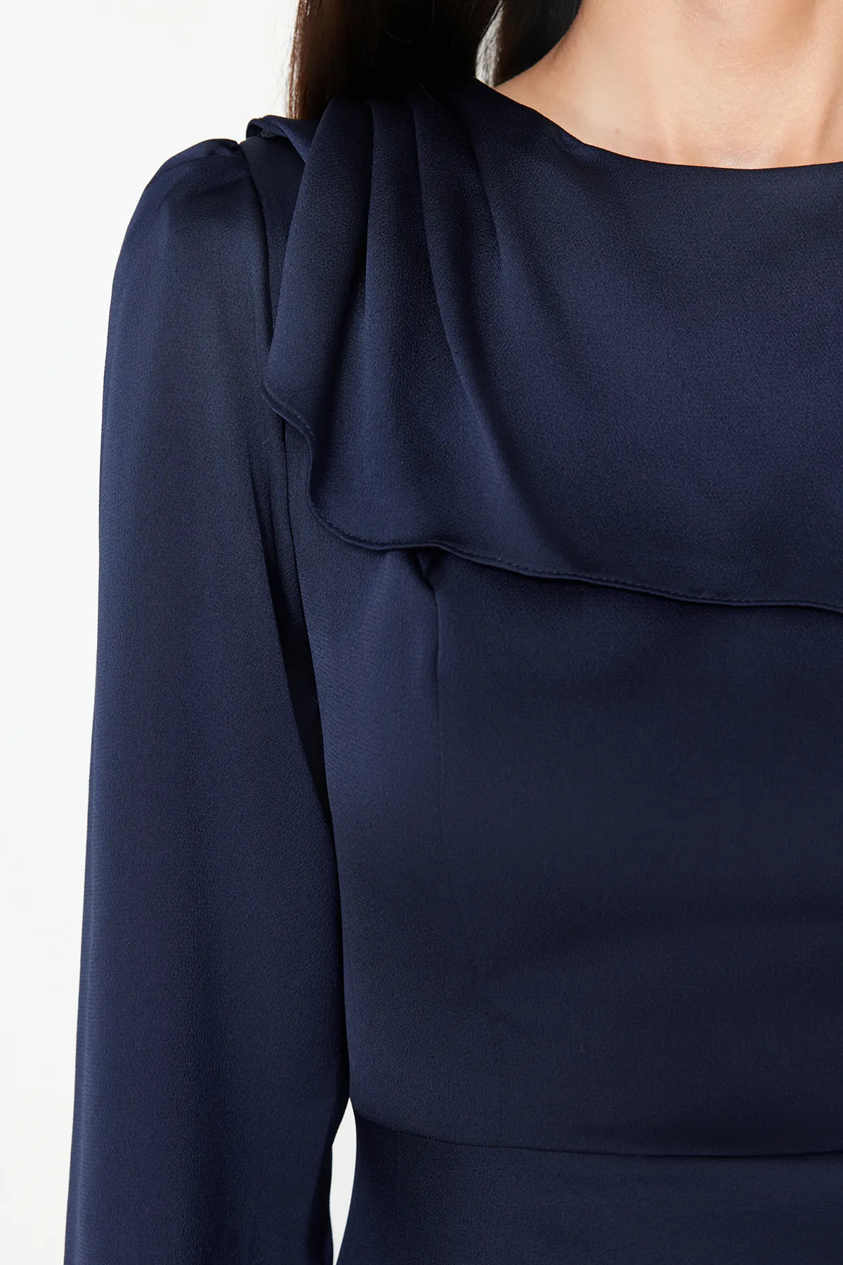 Trendyol Modest  Marineblaues Abendkleid aus Satin mit Schalkragen TCTAW24DB00004