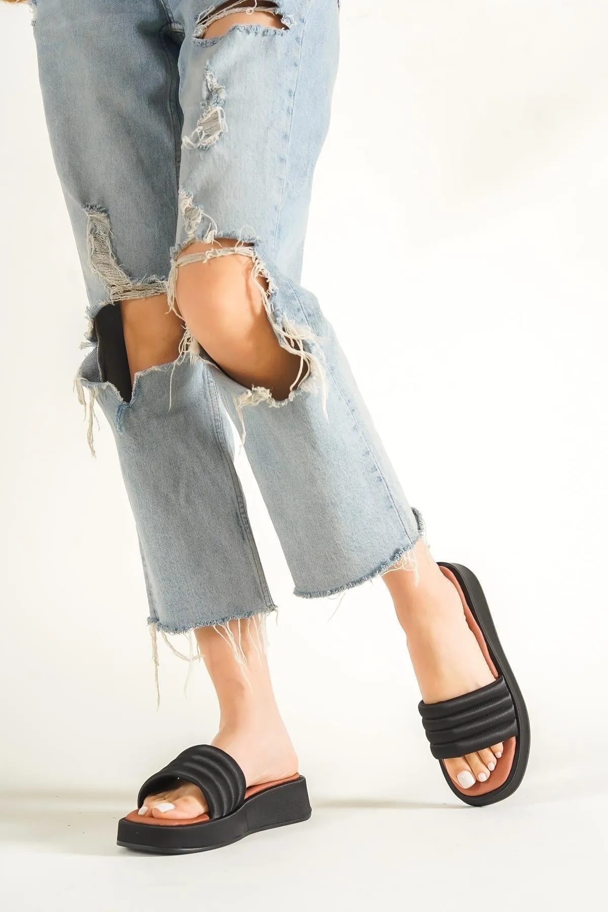 Capone Outfitters  Capone Damen-Hausschuhe aus bequemem Satin mit flachem Absatz und einem Riemen