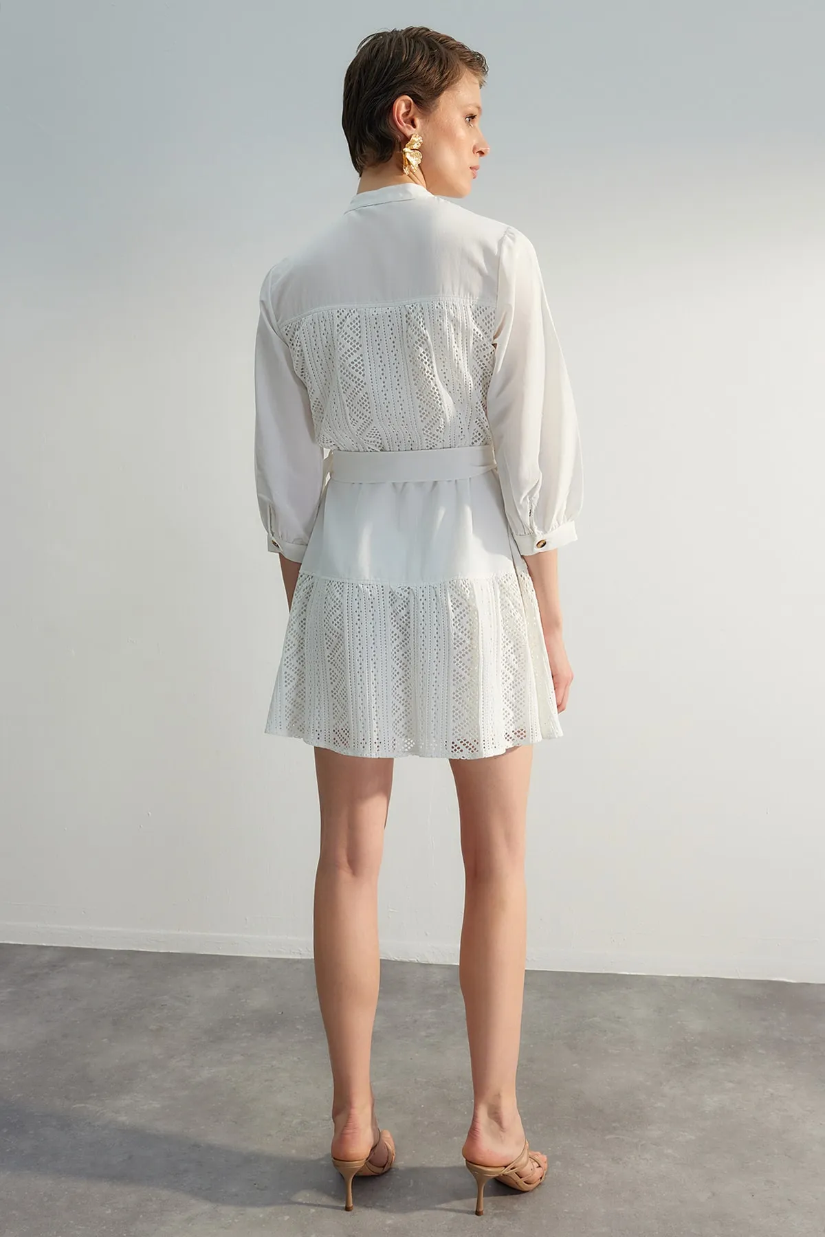 Trendyol Collection  Ecrufarbenes, gewebtes Mini-Hemdkleid mit Gürtel und Stickerei TWOSS23EL00296