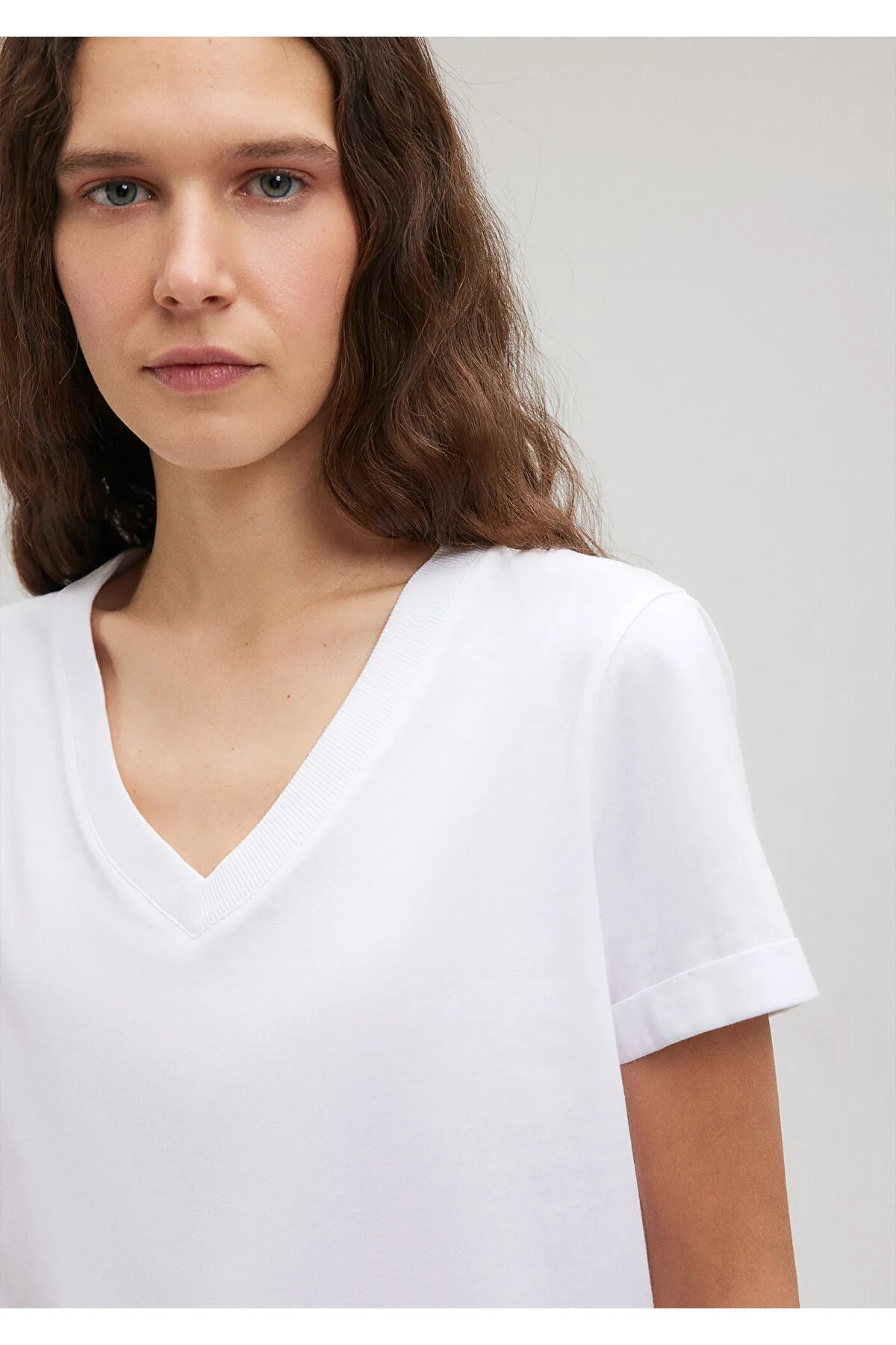 Mavi  Weißes Basic-T-Shirt mit V-Ausschnitt, reguläre Passform / normaler Schnitt 166248-620