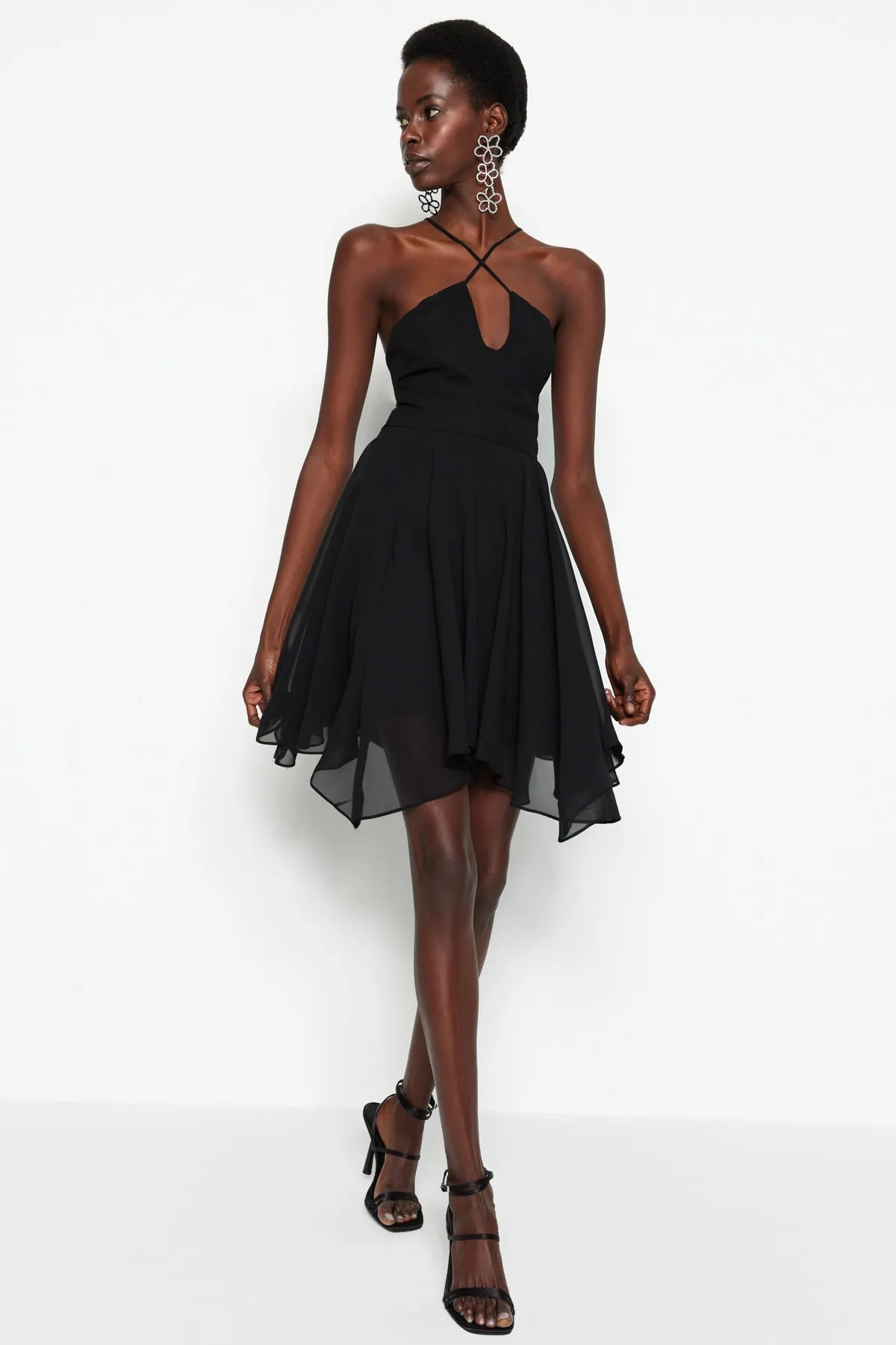 Trendyol Collection  Schwarzes Abendkleid mit Taillenöffnung/Skater-Futter und geripptem Volant aus Chiffon TPRSS23EL00229
