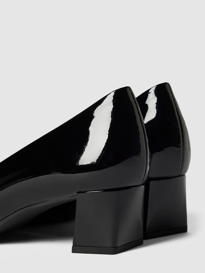 Ballerinas aus Leder mit Zierbesatz in schwarz