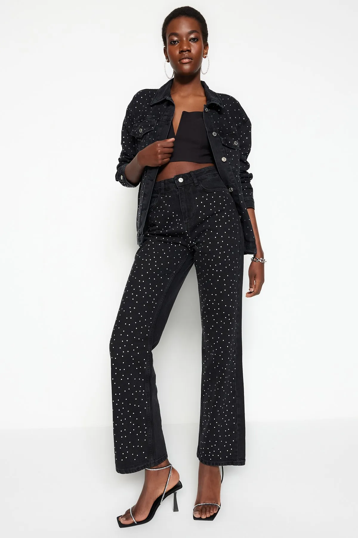 Trendyol Collection  Schwarze Stone-Jeans mit hoher Taille und weitem Beinausschnitt TWOAW23JE00442