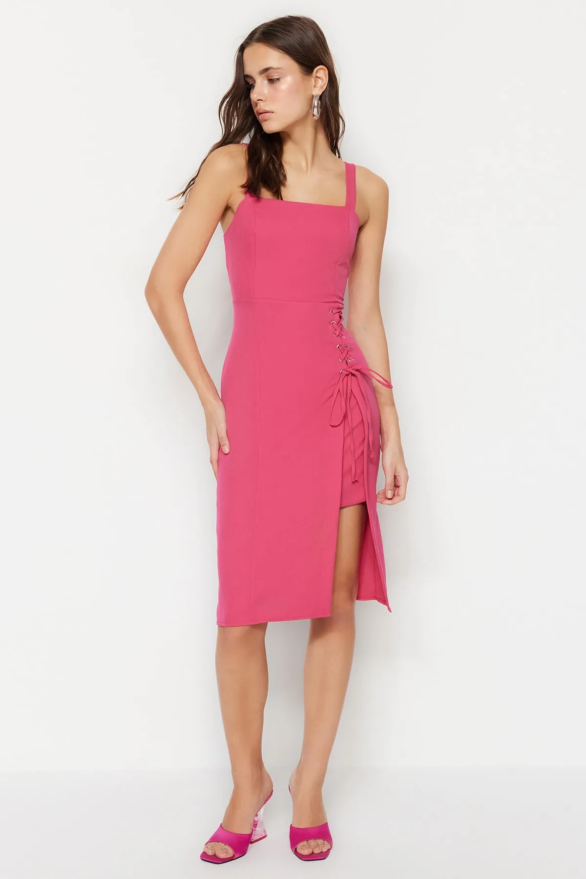 Trendyol Collection  Fuchsiafarbenes, figurbetontes, gewebtes Midikleid mit Ösen, Schlitz und quadratischem Kragen TWOSS19EL0079