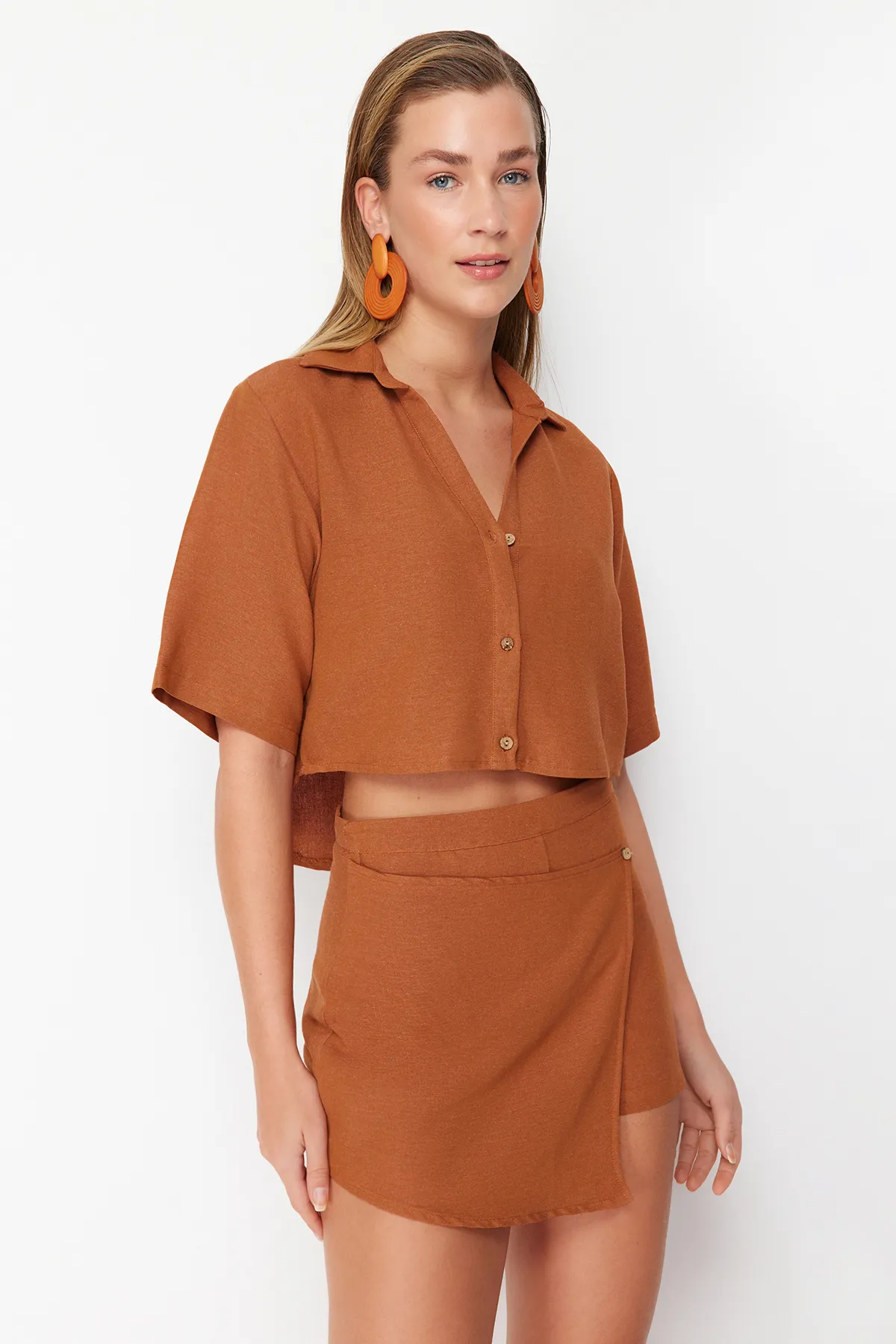 Trendyol Collection  Braunes Hemd-Shorts-Set aus gewebtem Leinengemisch TBESS24AU00019