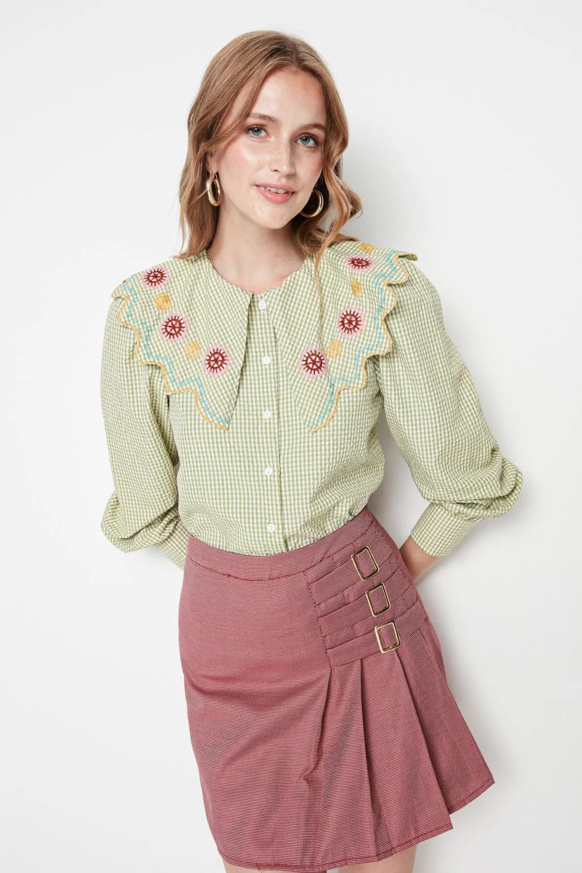 Trendyol Collection  Seersucker-Stickerei-Detail in Grün - Regular Fit Webhemd TWOSS21GO0232