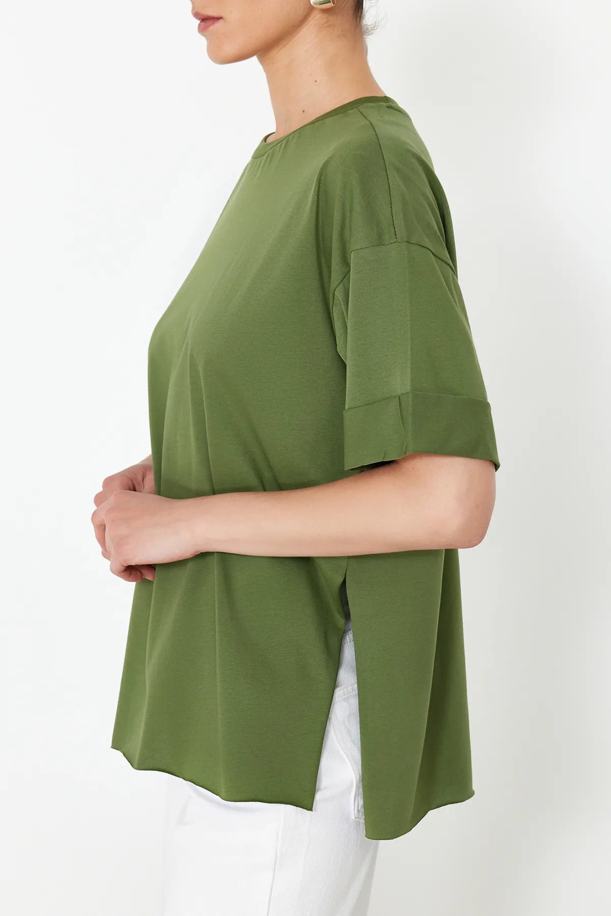 Trendyol Collection  Khakifarbenes, asymmetrisches Boyfriend-Strick-T-Shirt aus 100 % Baumwolle mit zwei Ärmeln TWOSS20TS0828