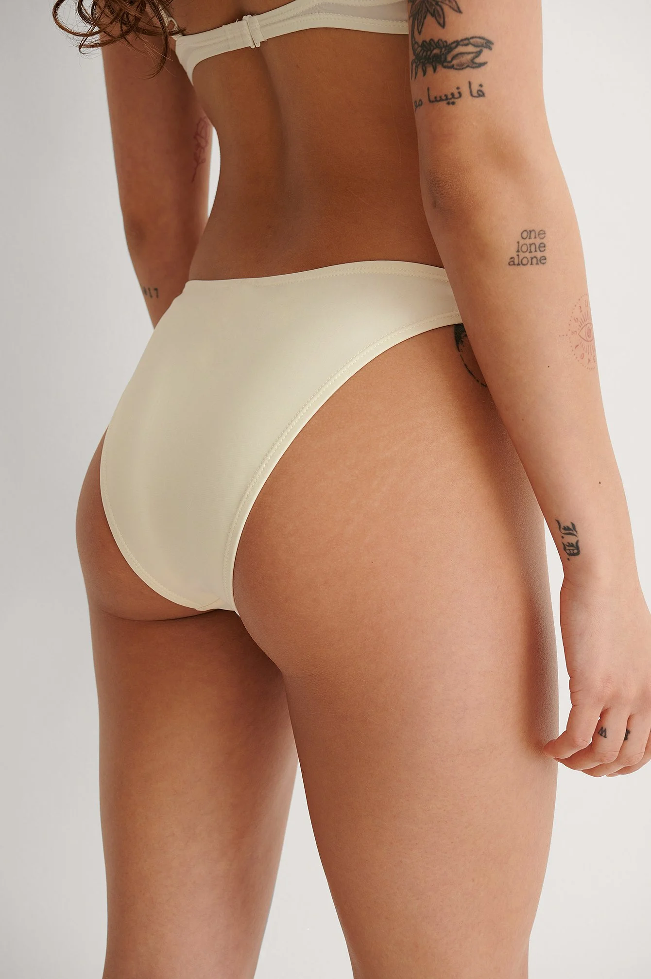 Recyceltes hochgeschnittenes Bikinihöschen