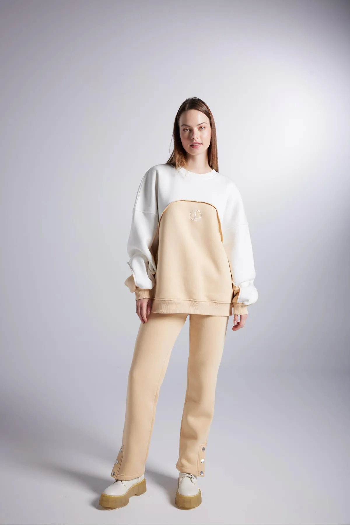 HOLLY LOLLY  Erhöhter 3-Faden-Stoff mit Druckknopfverschluss, elastisch, gerader Schnitt, Nola-Jogginghose, Beige