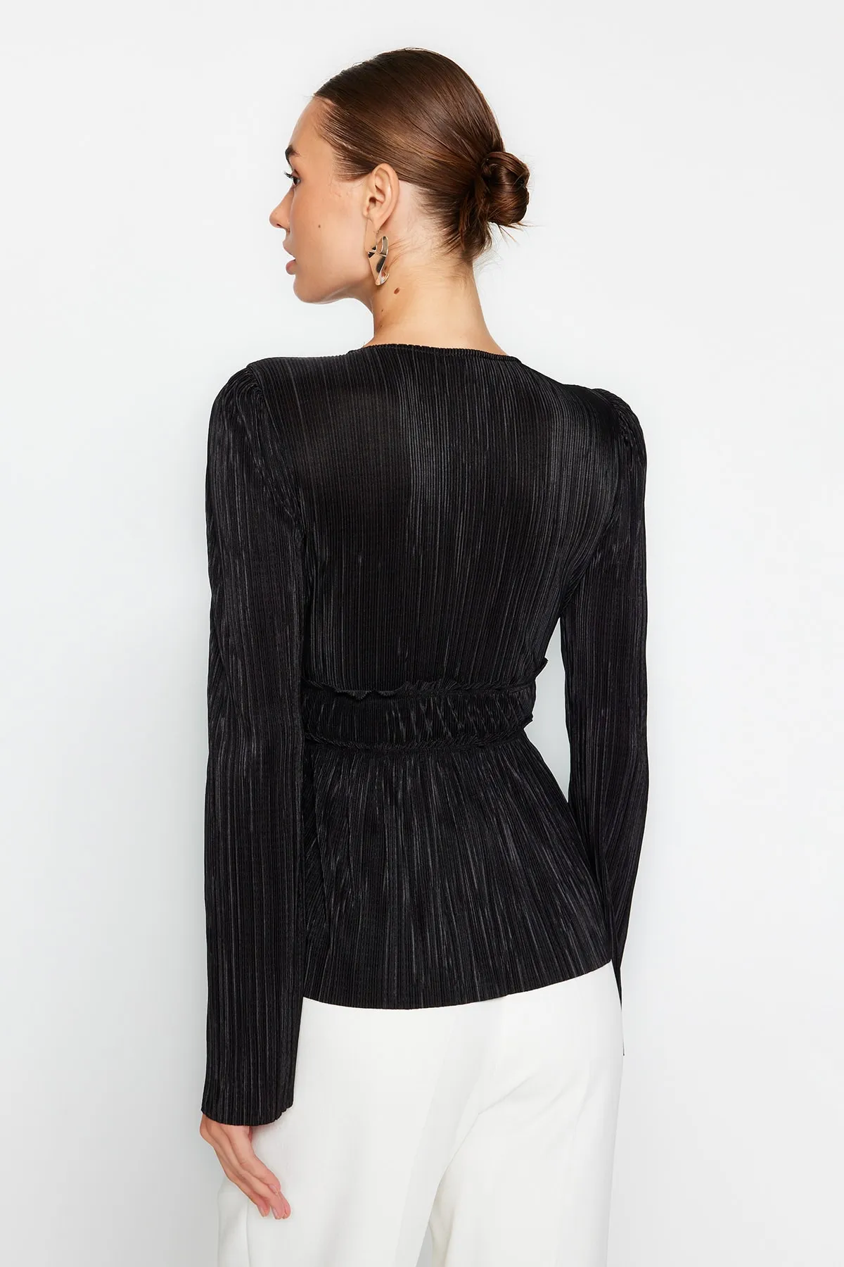Trendyol Collection  Schwarze, plissierte, zweireihige Bluse mit Rüschen und V-Ausschnitt TWOAW24BZ00278