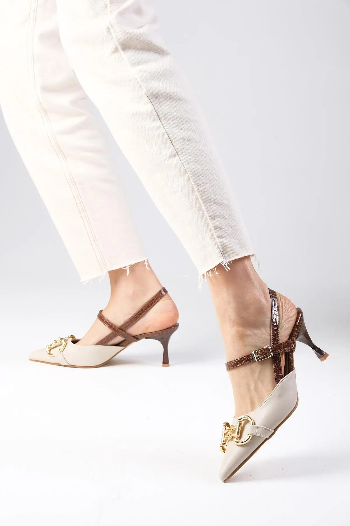 Mio Gusto  Nudefarbene Felicity-Damenschuhe mit Absatz, Schnallenzubehör, offener Rückseite und seitlichen Schnallen