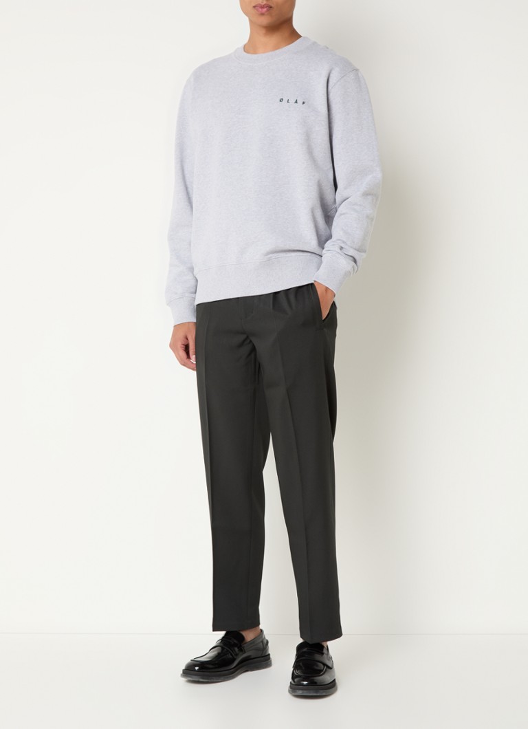 Pantaloni slim fit de la OLAF, cu buzunare cu fermoar și pliuri.