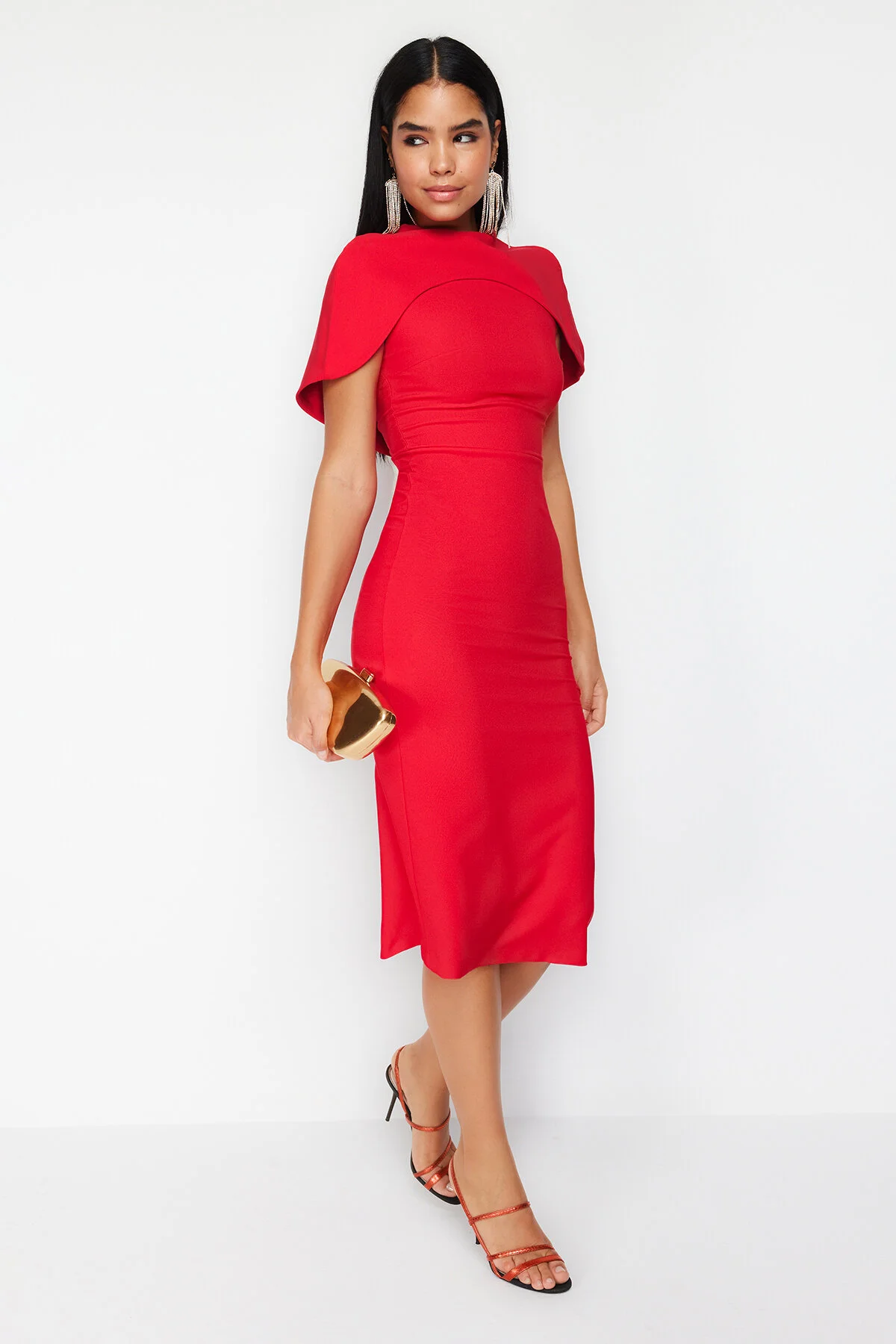 Trendyol Collection  Detailliertes, elegantes Abendkleid mit roten Ärmeln