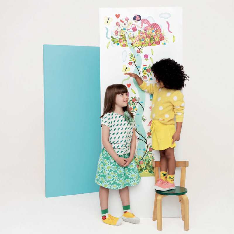 Toise-sticker mural Jeune fille au jardin Djeco