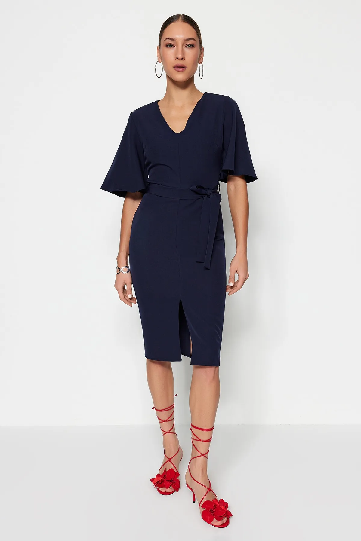 Trendyol Collection  Marineblaues, figurbetontes, gewebtes Schlitzkleid mit Gürtel und Gürtel TOFAW19BB0167