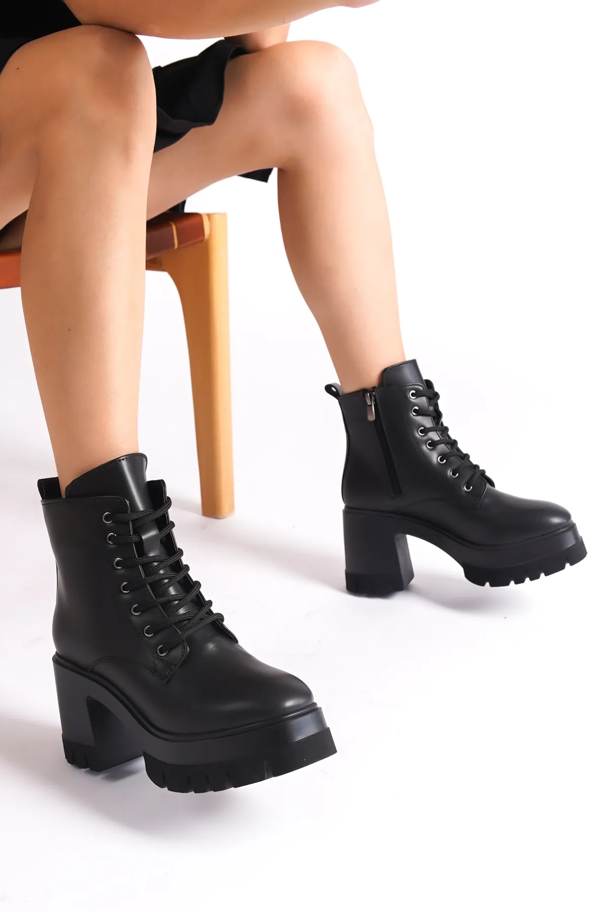 Capone Outfitters  Damenstiefel zum Schnüren mit runder Zehenpartie und mittelhohem Absatz