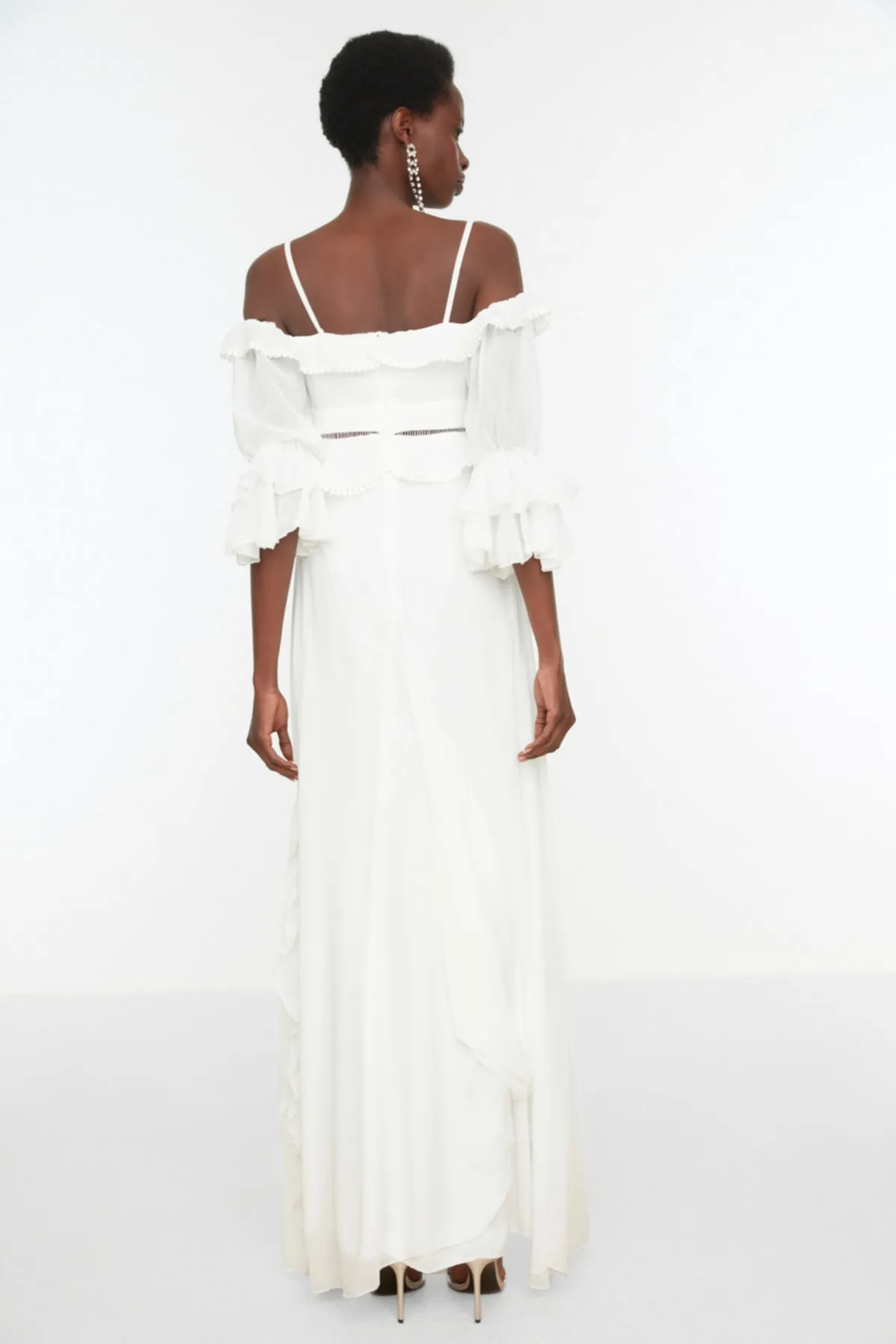 Trendyol Collection  Braut-Hochzeits-/Nikah-langes Abendkleid aus Chiffon mit ecrufarbenen Ärmeln und Volants TPRSS19FZ0278
