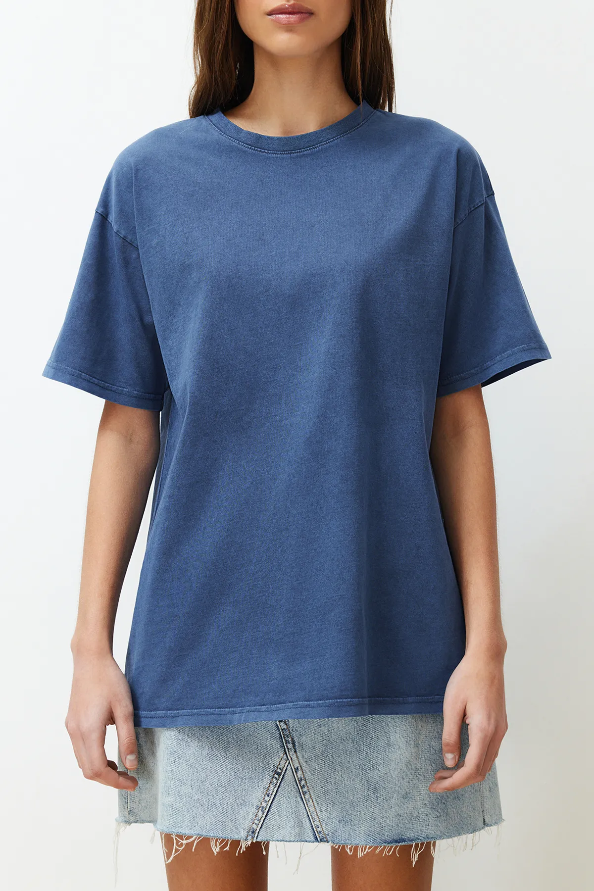 Trendyol Collection  Indigofarbenes Boyfriend-Strick-T-Shirt aus 100 % Baumwolle mit verblasstem Effekt auf der Rückseite und Rundhalsausschnitt TWOSS23TS00109