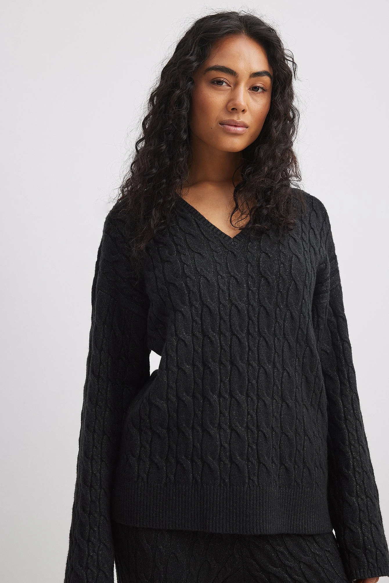 Strickpullover mit Zopfmuster und V-Ausschnitt