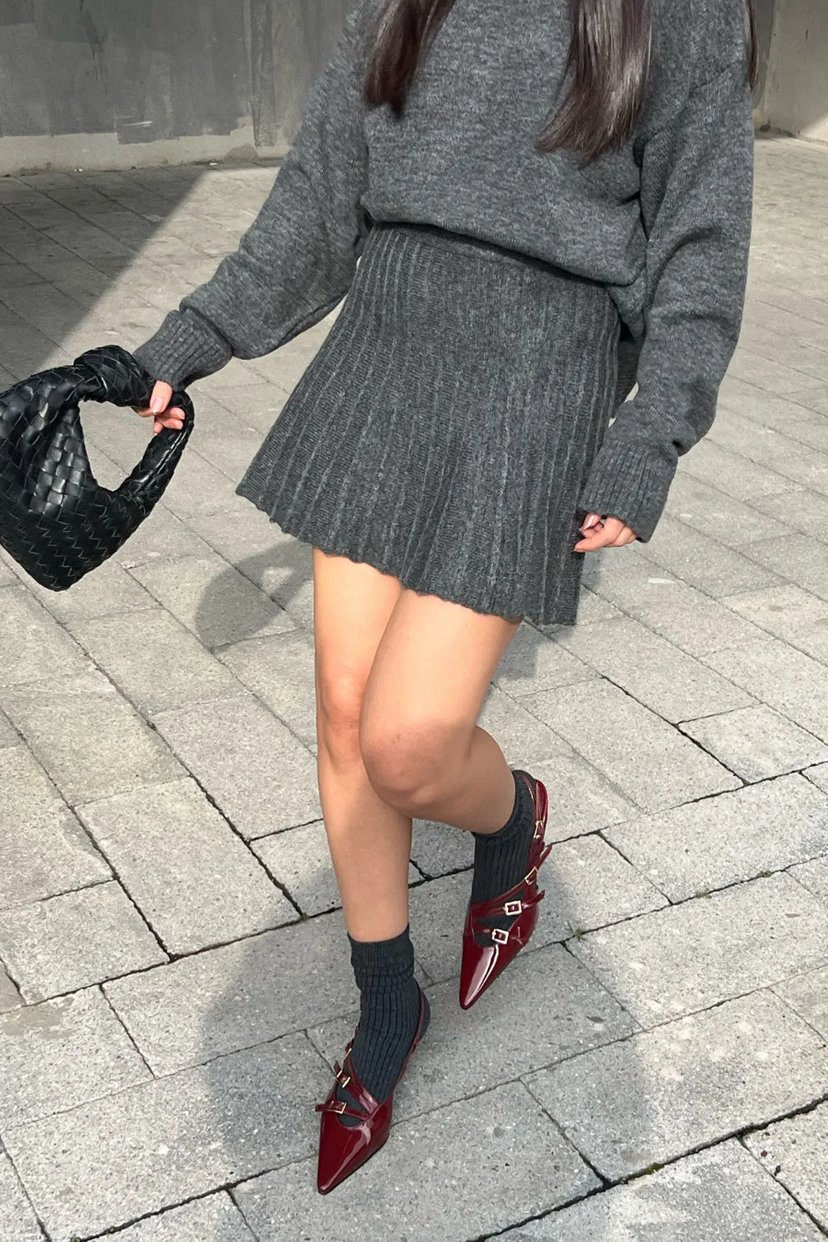 Seda Yalçın Atelier  Anthrazitfarbenes Strickset mit Rollkragenpullover und Rock