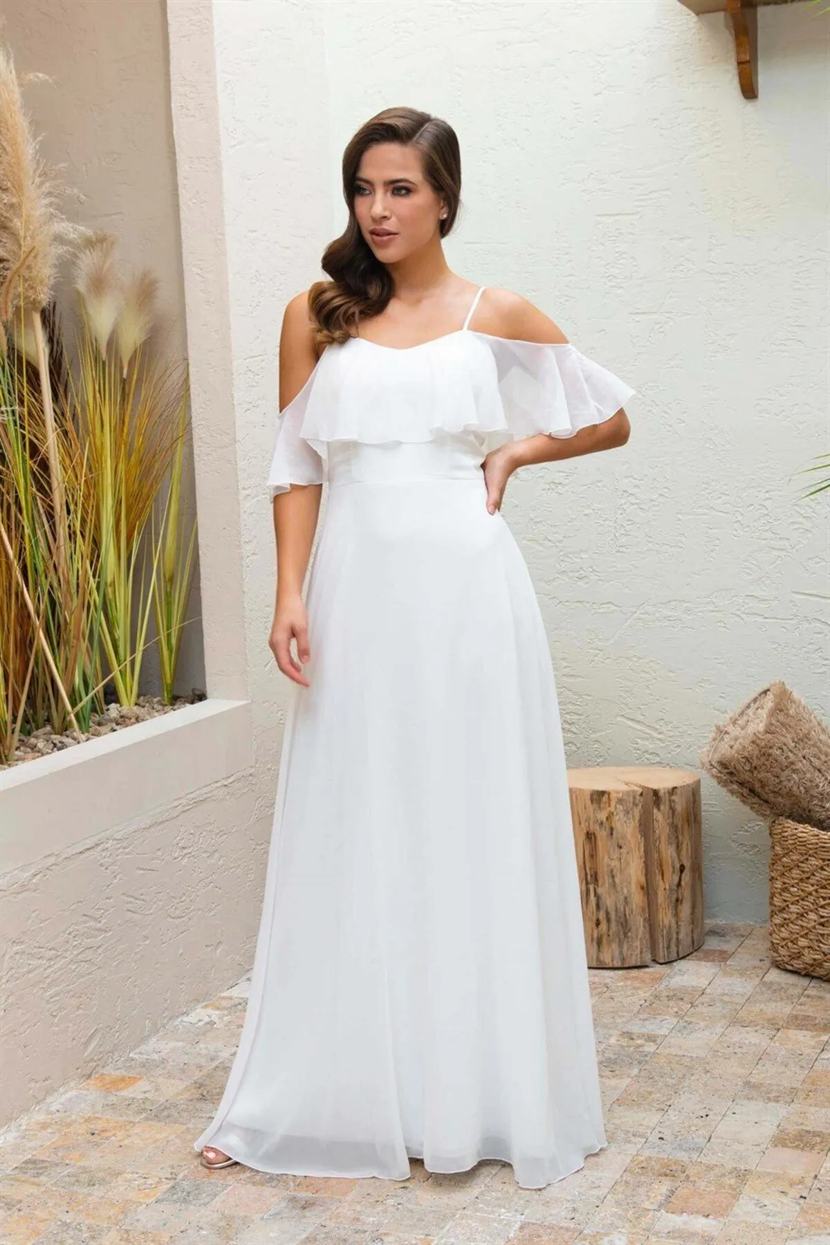 Carmen  Ecrufarbenes, langes Brautkleid mit Trägern und Kleid für Outdoor-Shootings