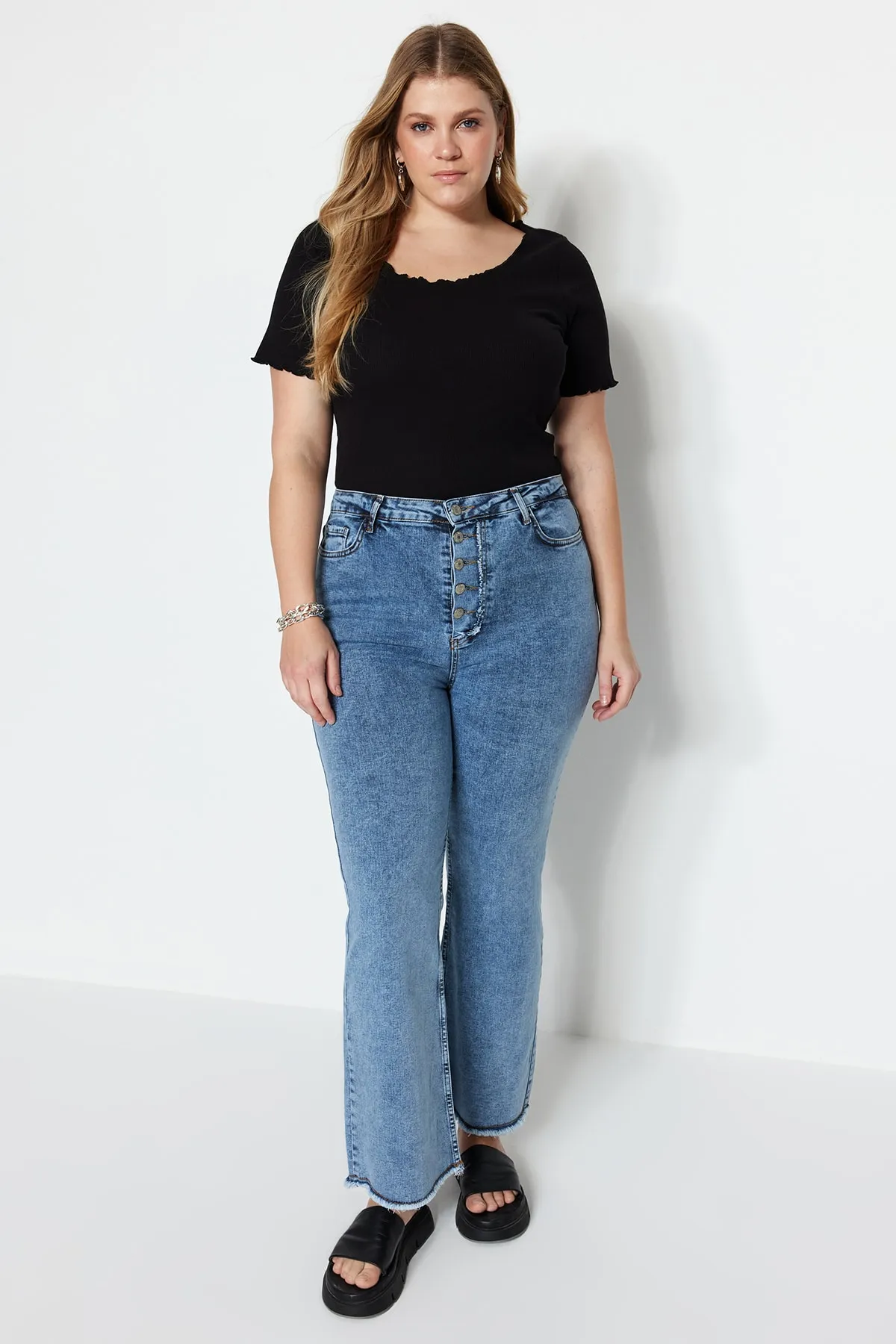 Trendyol Curve  Schwarzes, geripptes Strick-T-Shirt mit U-Ausschnitt TBBSS23BF00010