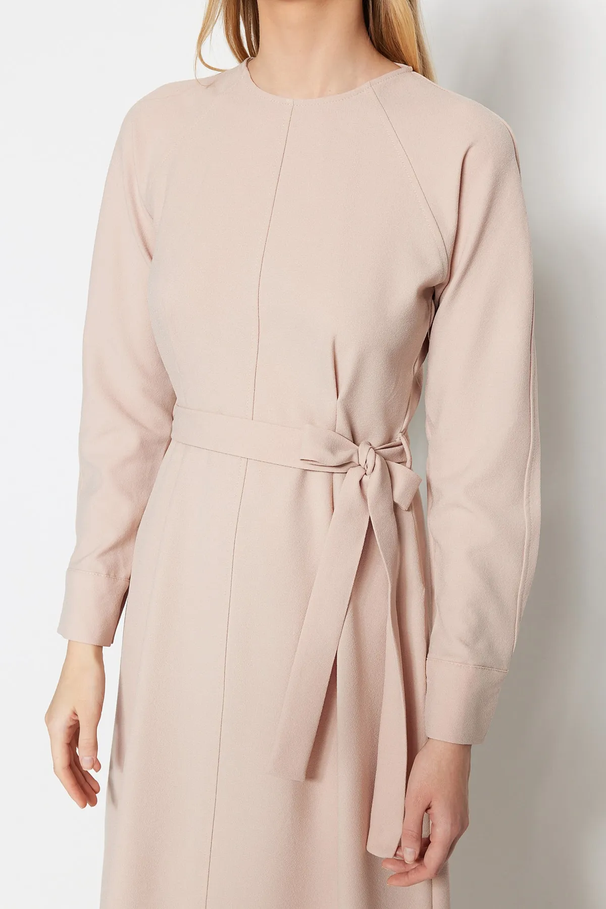 Trendyol Modest  Hellbeige gewebtes Kleid mit Gürtel und Ziernähten TCTSS23EB00144