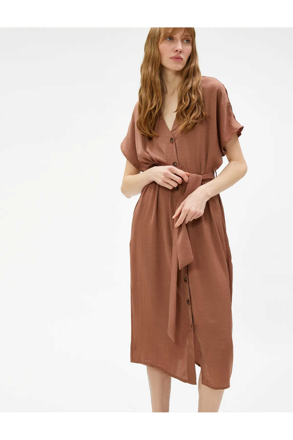 Koton  Hemdkleid in Midi-Länge mit V-Ausschnitt und Gürtel