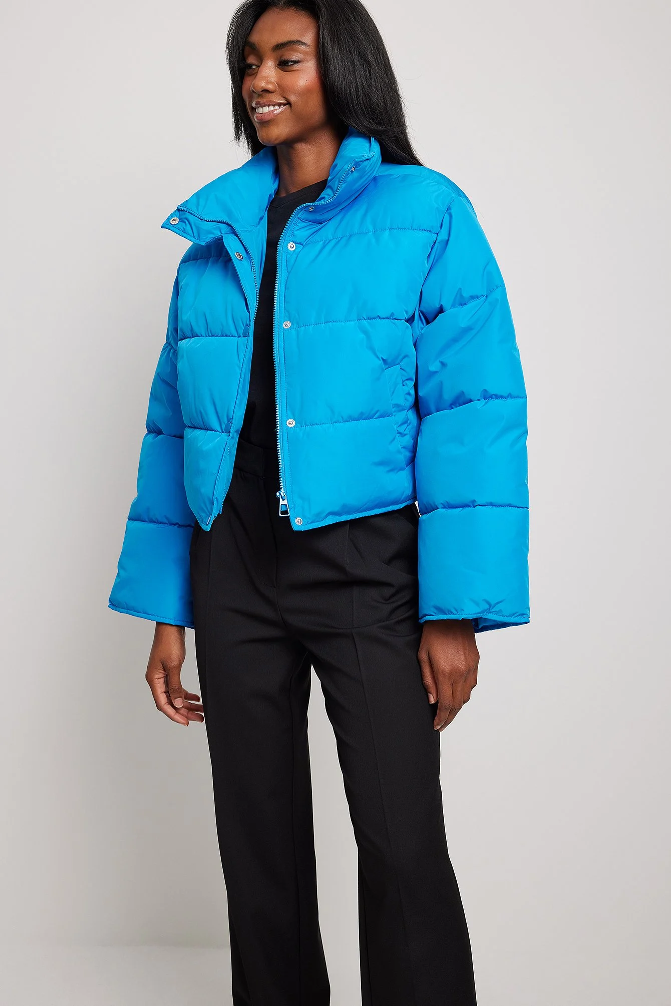 Recycelte kurze gefütterte Jacke mit Druckknöpfen