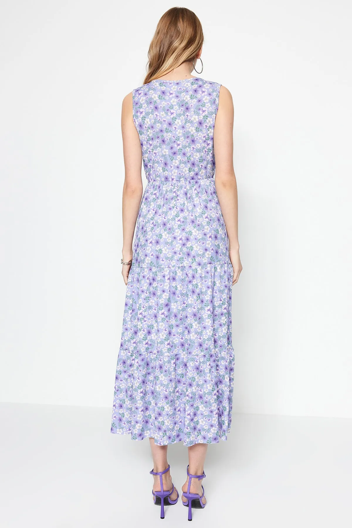 Trendyol Collection  Lilafarbenes, blumengemustertes, ärmelloses Maxi-Strickkleid in A-Linie mit V-Ausschnitt TWOSS22EL1588
