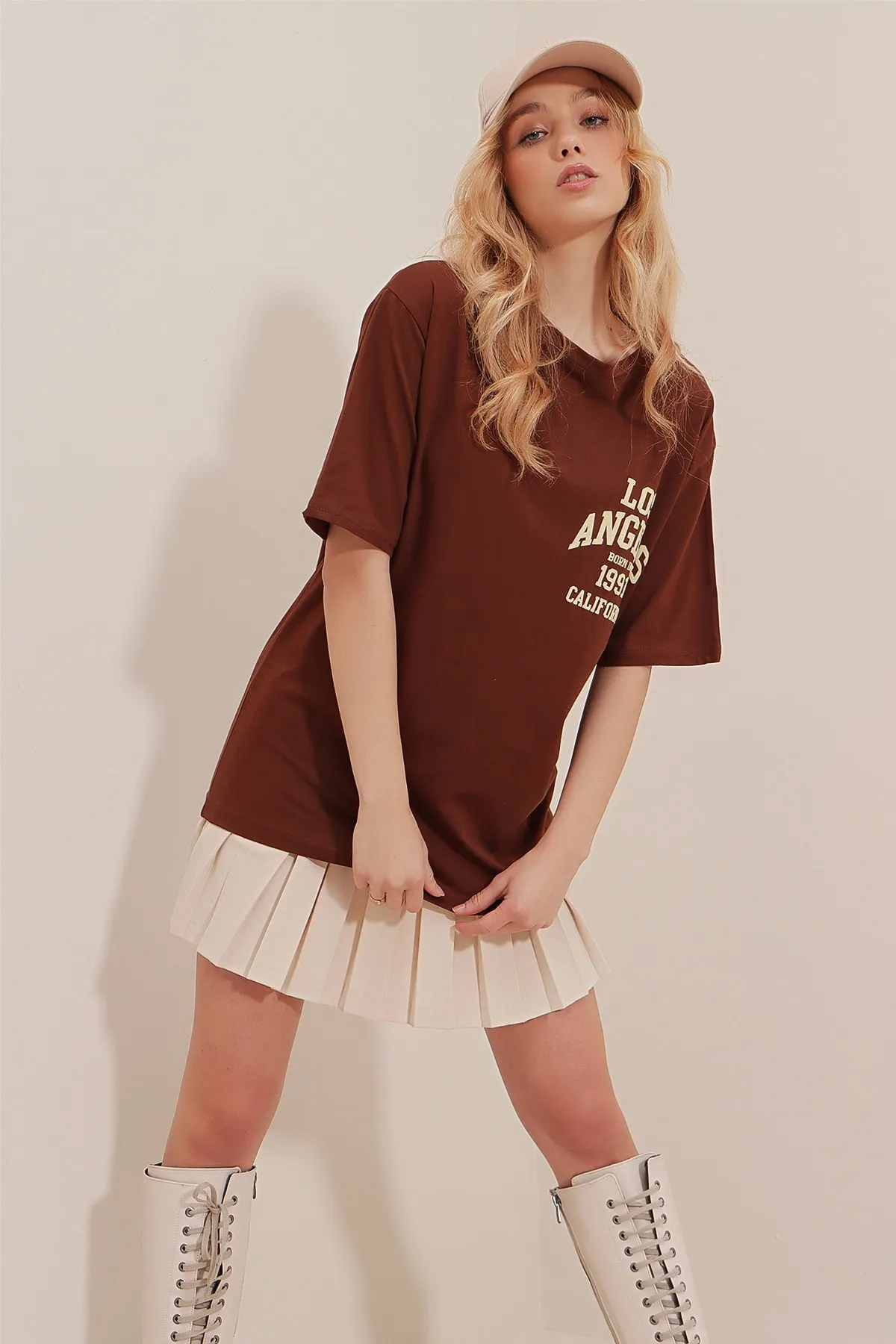 Trend Alaçatı Stili  Braunes bedrucktes Oversize-T-Shirt für Damen mit Rundhalsausschnitt ALC-X9560