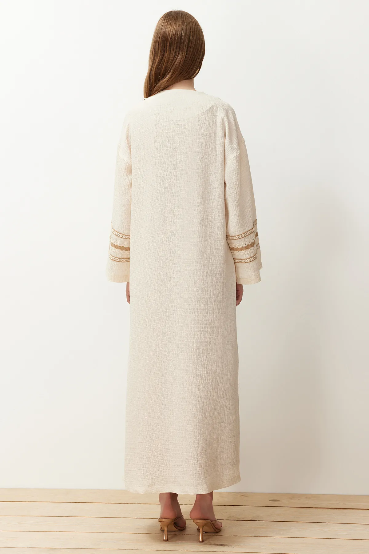 Trendyol Modest  Langer gewebter Kimono & Kaftan & Abaya mit Steinstickerei-Details TCTSS24KF00006