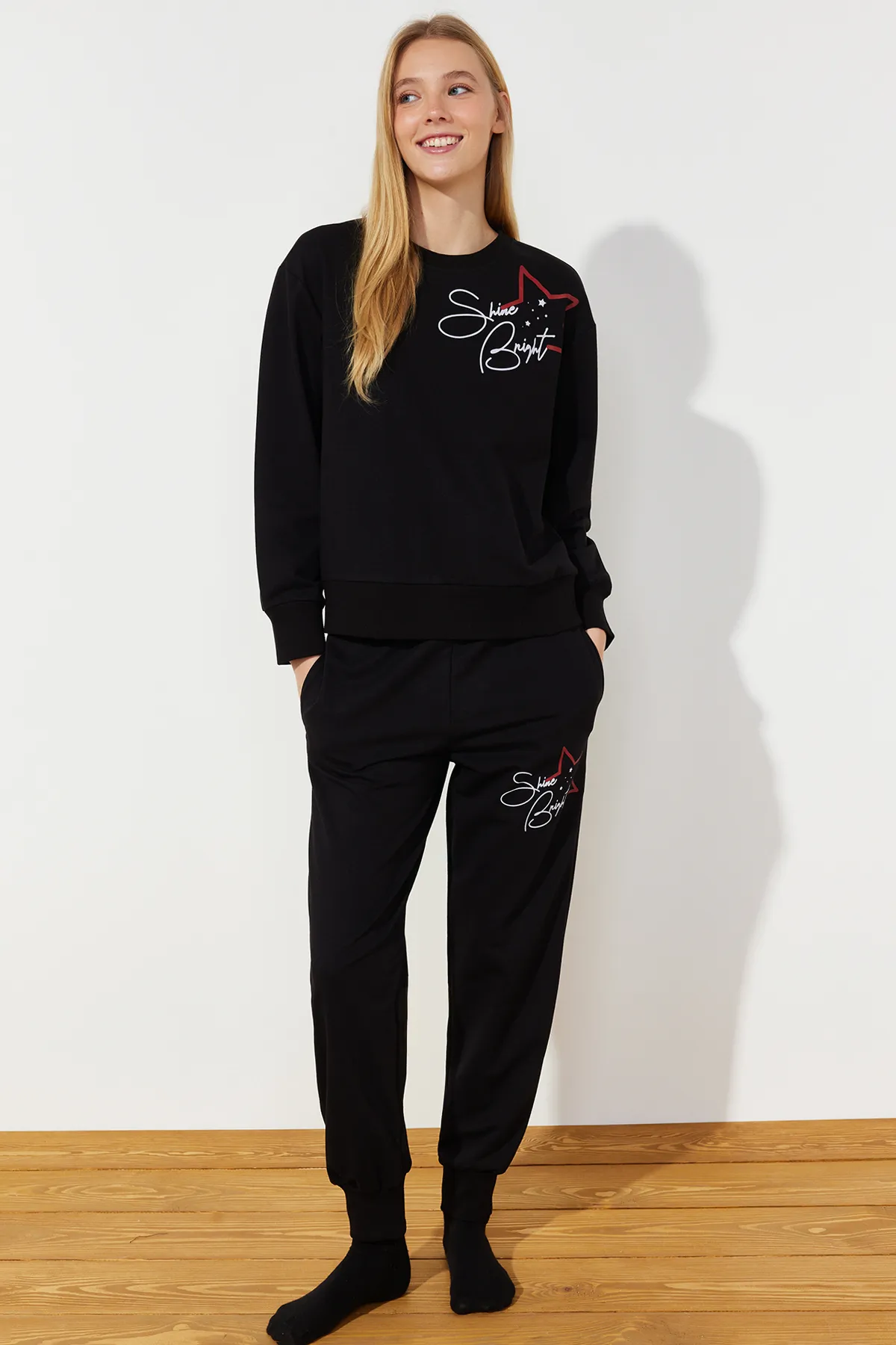 Trendyol Collection  Schwarzes Strick-Pyjama-Set mit Slogan- und Stern-Print THMAW24PT00314