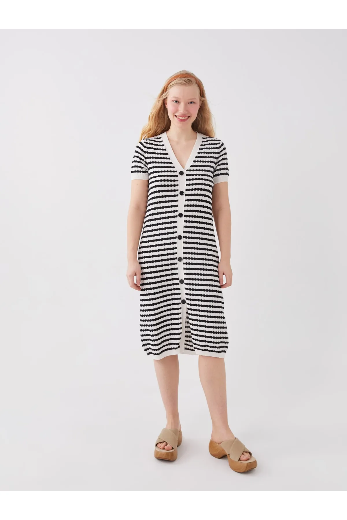 LC Waikiki  Gemustertes, kurzärmliges Damenkleid mit V-Ausschnitt