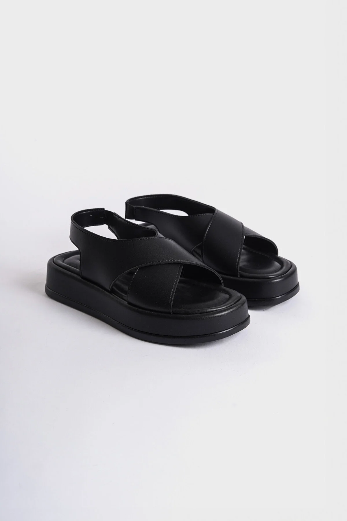 Capone Outfitters  Damensandalen mit Keilabsatz und Kreuzriemen