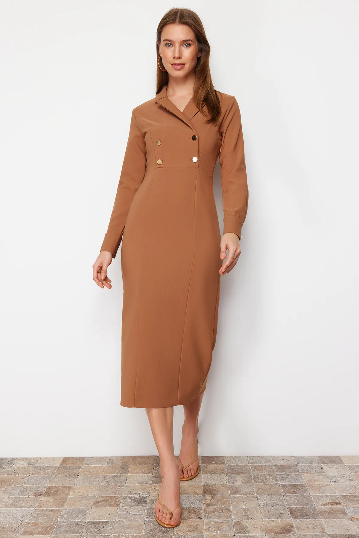 Trendyol Modest  Kamelfarbenes gewebtes Kleid mit zweireihigem Kragen und Knopfdetail TCTSS24EB00020