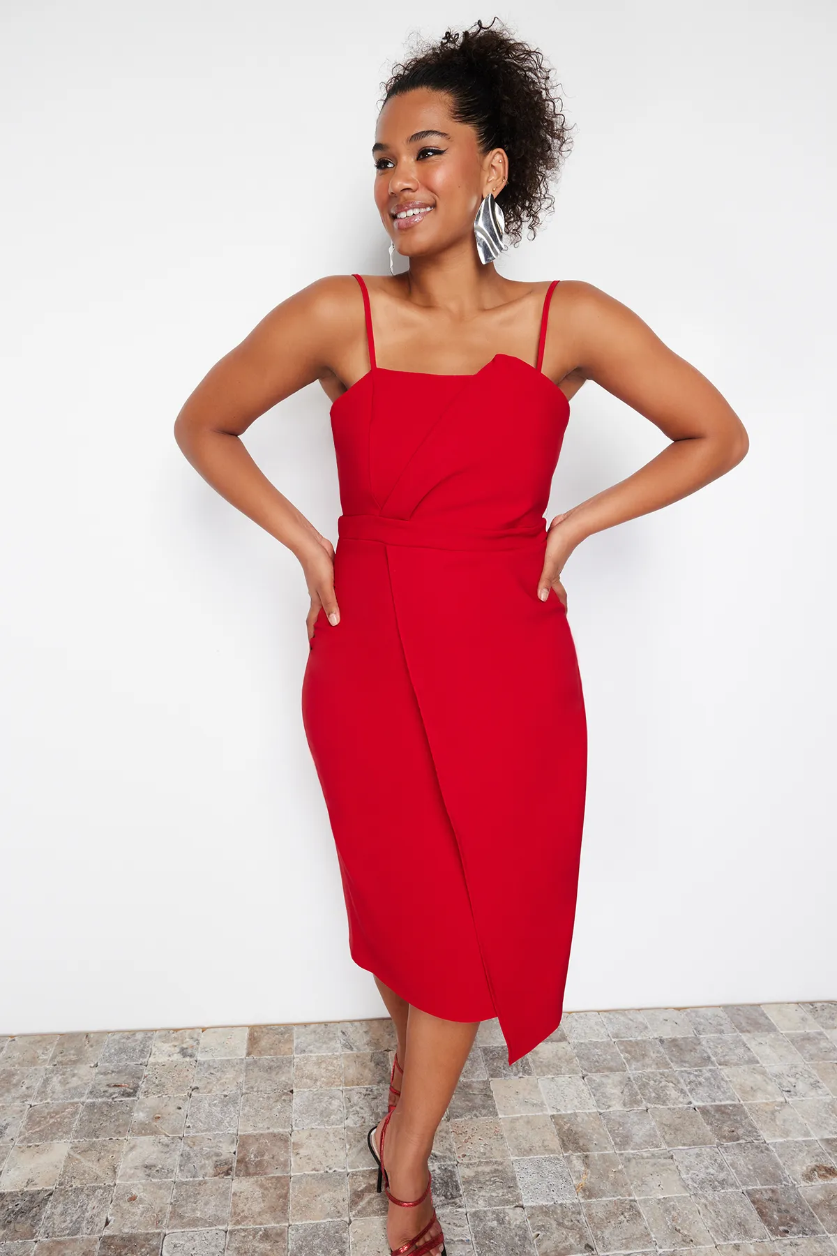 Trendyol Curve  Rotes Finike-Webkleid in Übergröße