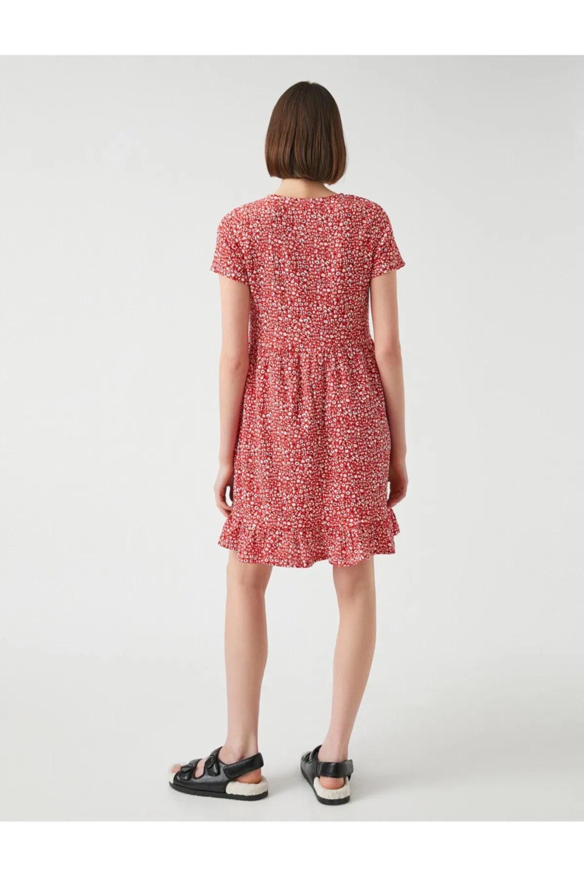 Koton  Gemustertes Rüschenkleid mit kurzen Ärmeln