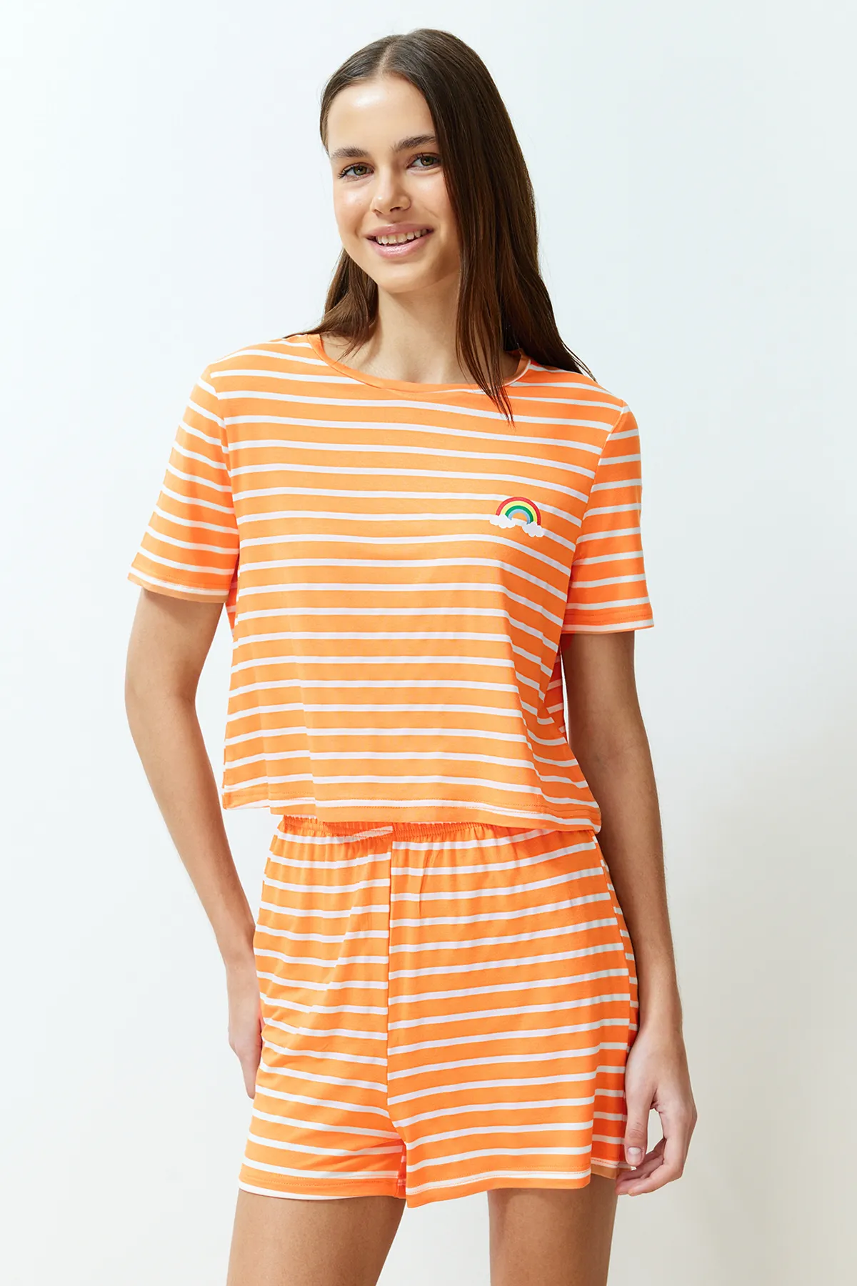 Trendyol Collection  Orangefarbenes Pyjama-Set aus T-Shirt und Shorts mit Regenbogen-Aufdruck THMSS20PT0230