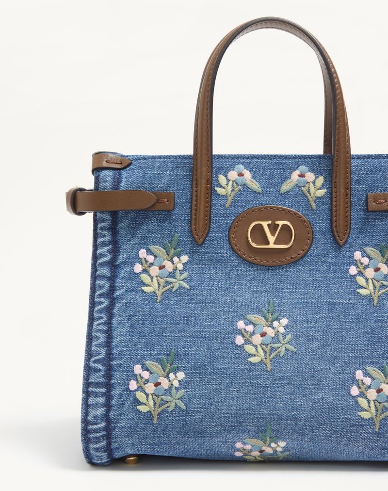 Sacola de compras pequena Valentino Garavani Antibes em denim bordado