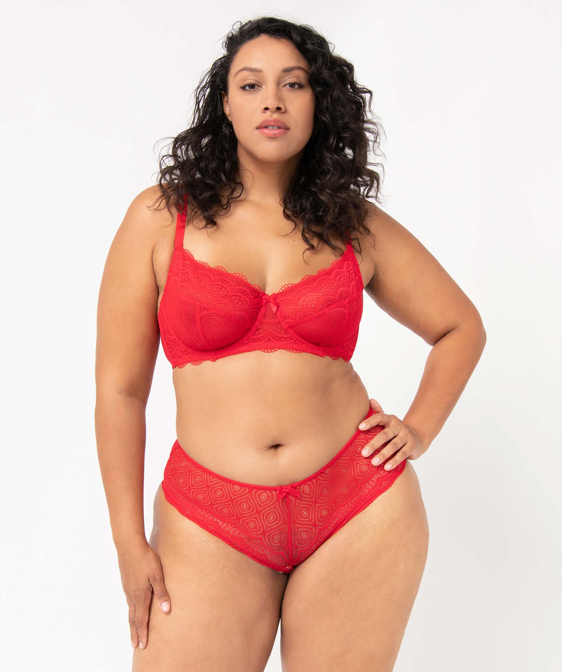 Soutien-gorge emboitant grande taille à armatures en dentelle rouge | GEMO