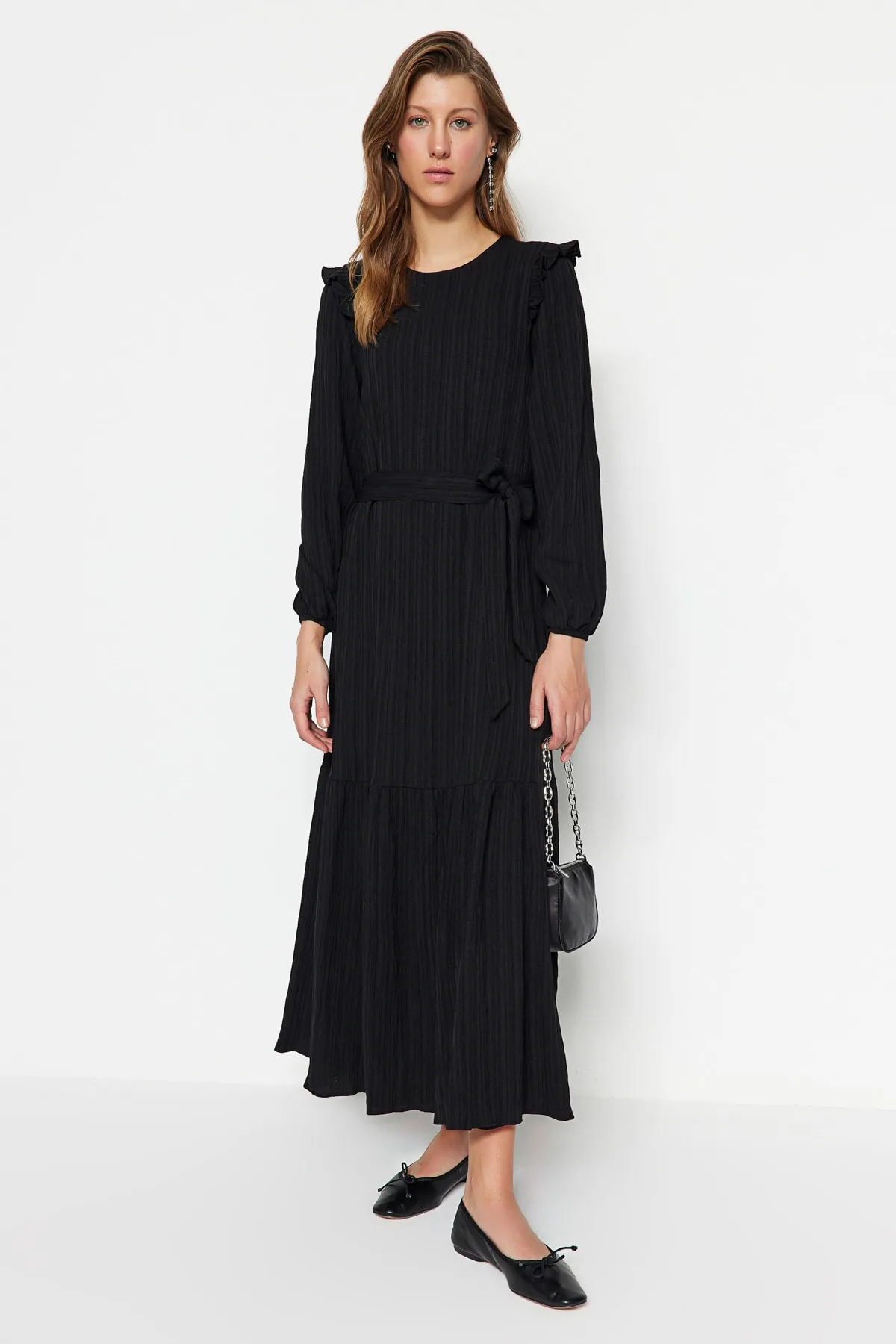 Trendyol Modest  Schwarzer Rüschenrock mit Gürtel und Volants, gefüttertem Viskose-Mischgewebe-Kleid TCTSS23EB00290