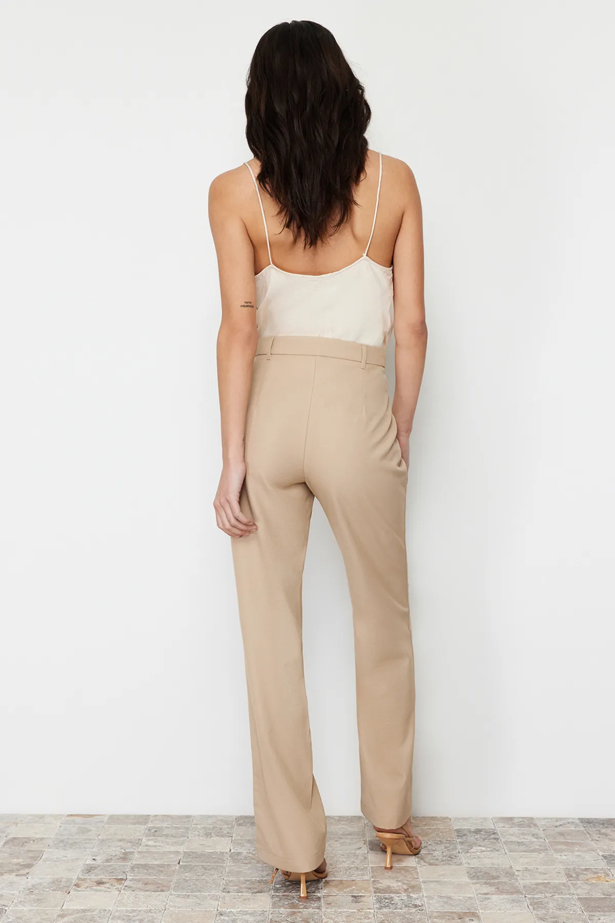 Trendyol Collection  Hellbraune gerade/gerade geschnittene Hose mit hoher Taille und gerippten Nähten aus Webstoff TWOSS21PL0093