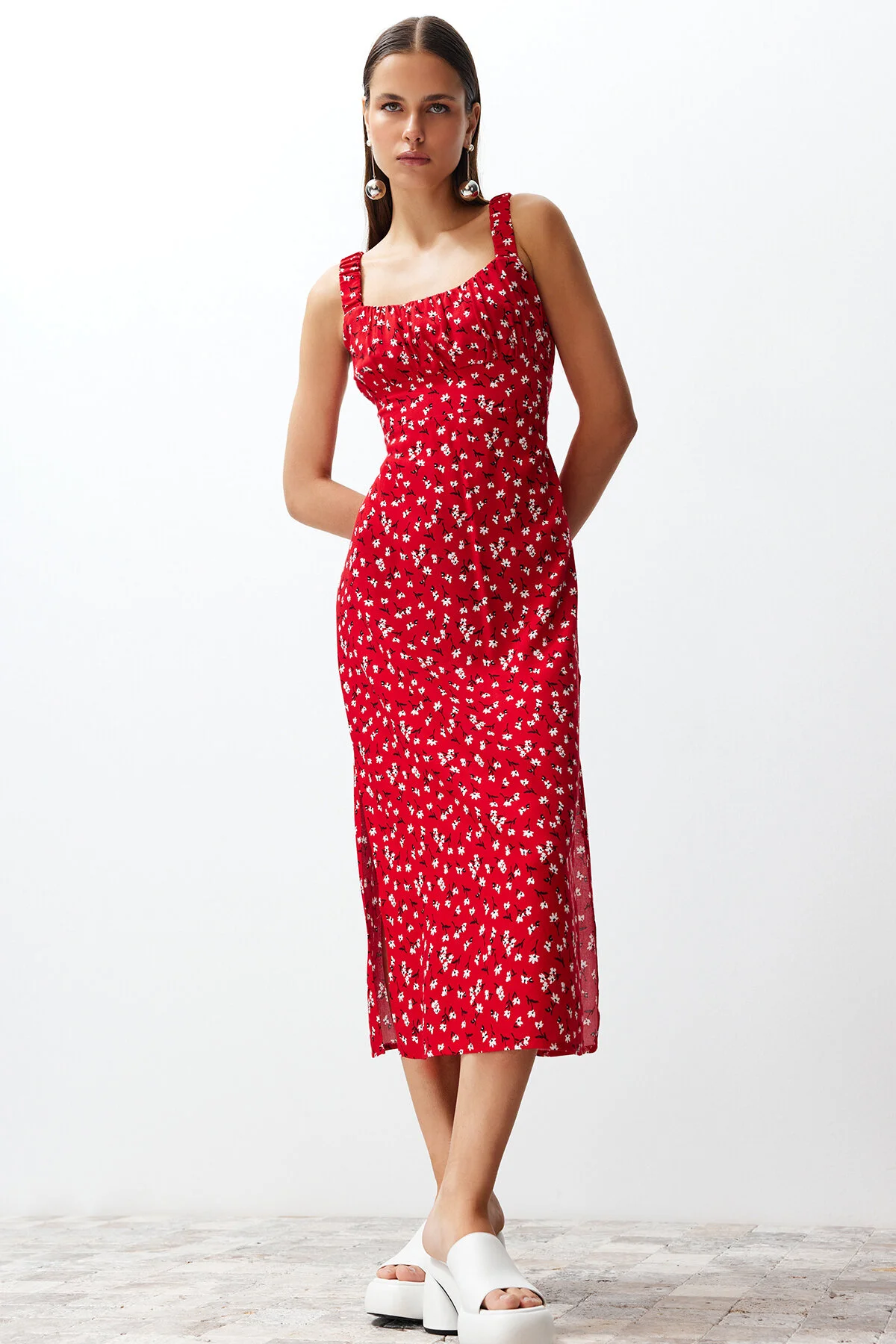 Trendyol Collection  Rotes Maxikleid aus 100 % Viskosegewebe mit Blumenmuster und Schlitzdetail, quadratischem Ausschnitt, TWOSS24EL00613