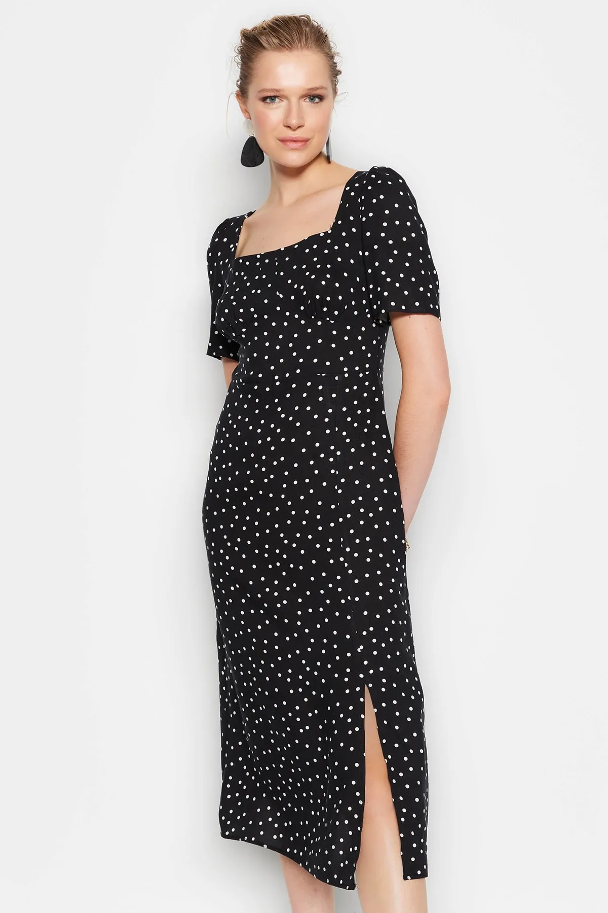 Trendyol Collection  Schwarzes A-Linien-Midikleid aus gewebter Viskose mit Muster TWOSS23EL00487